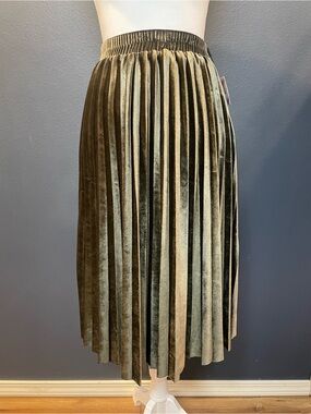Chicwish Olive Green Velvet Pleated Midi Skirt
